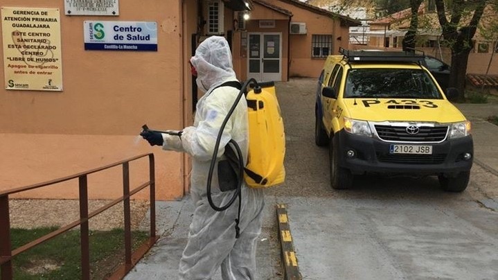 Operario de Geacam desinfectando el acceso a un centro de salud