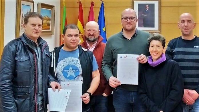 gonzalez A la izquierda de la imagen, José Luis González, ex alcalde socialista de Yunquera y concejal del PSOE.
