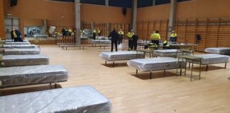 El Hospital de Alcalá no mejora, desbordado por el coronavirus El hospital de campaña de Alcalá se ha montado en un pabellón deportivo.