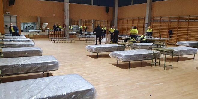 El hospital de campaña de Alcalá se ha montado en un pabellón deportivo.