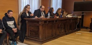 El acusado del crimen de Azuqueca, junto a los letrados y la fiscal. (Foto: La Crónic@)