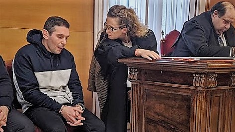 El acusado departe con su abogada antes de la vista de este jueves. (Foto: La Crónic@)