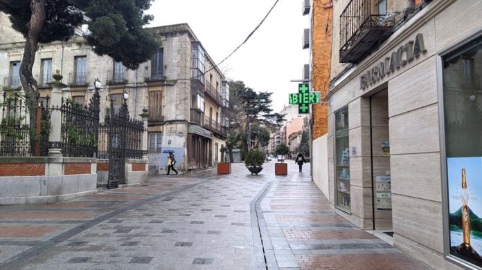 Calle Mayor de Guadalajara bajo la lluvia y sin apenas viandantes, el pasado lunes. (Foto: La Crónic@)