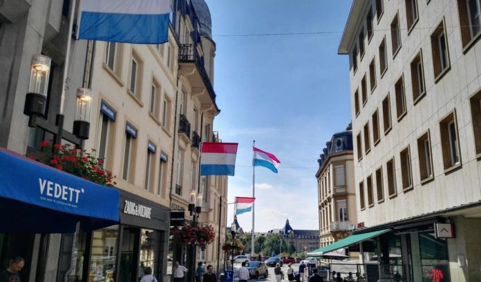 Una de las calles más céntricas de Luxemburgo, la capital del país más rico de Europa. (Foto: La Crónic@)
