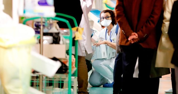 Uso de mascarilla en un hospital, al comienzo de la epidemia.