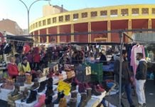 Al candidato del PP a la Junta le interesa la venta ambulante Mercadillo de los martes junto a la Plaza de Toros, en una imagen reciente. (Foto: La Crónic@)
