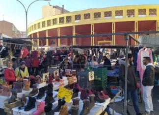 Mercadillo de los martes junto a la Plaza de Toros, en una imagen reciente. (Foto: La Crónic@)