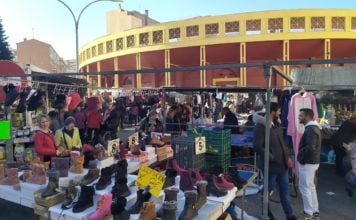 Al candidato del PP a la Junta le interesa la venta ambulante Mercadillo de los martes junto a la Plaza de Toros, en una imagen reciente. (Foto: La Crónic@)
