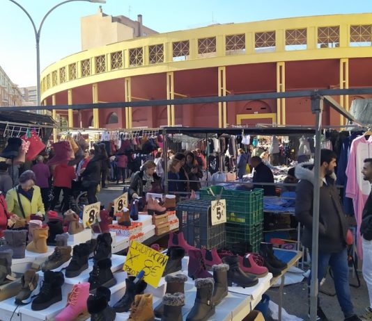 Mercadillo de los martes junto a la Plaza de Toros, en una imagen reciente. (Foto: La Crónic@)