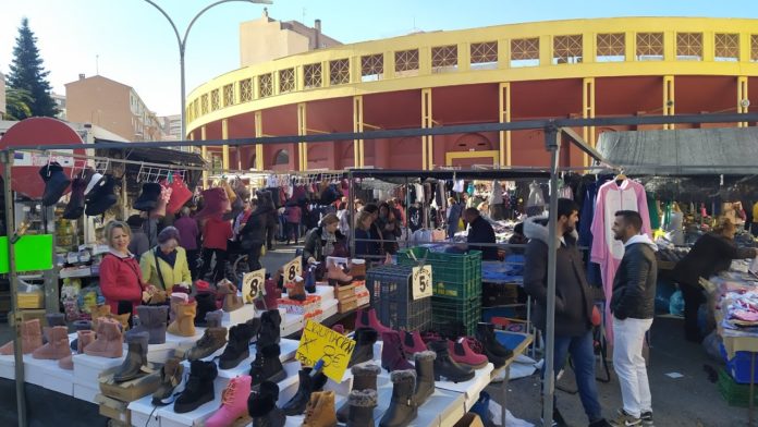 Mercadillo de los martes junto a la Plaza de Toros, en una imagen reciente. (Foto: La Crónic@)