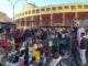 Al candidato del PP a la Junta le interesa la venta ambulante Mercadillo de los martes junto a la Plaza de Toros, en una imagen reciente. (Foto: La Crónic@)