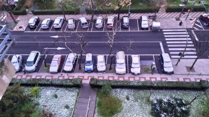 Nieve sobre los coches y en el césped en Guadalajara, el 31 de marzo de 2020.