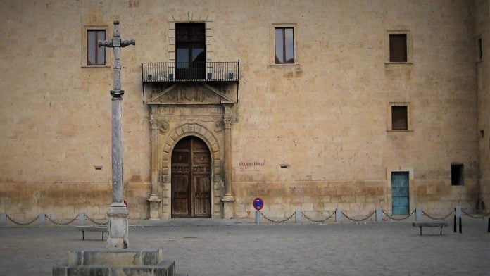 Fachada del Palacio Ducal de Pastrana, en la Plaza de la Hora.