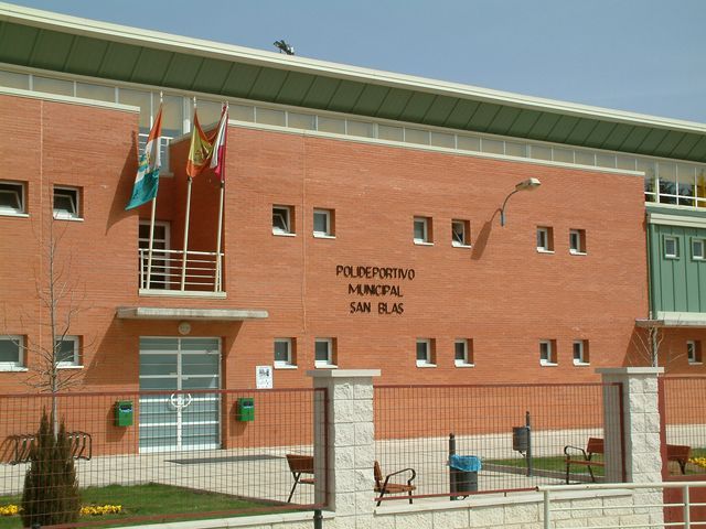 Exterior del Polideportivo San Blas, en Cabanillas del Campo.