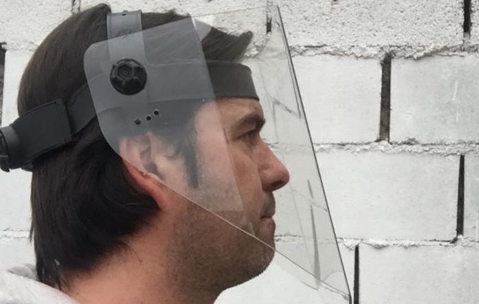 Aruto Fernández, con su prototipo.