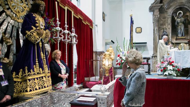 La reina Sofía, ante el Cristo de Medinaceli, sin besapiés.