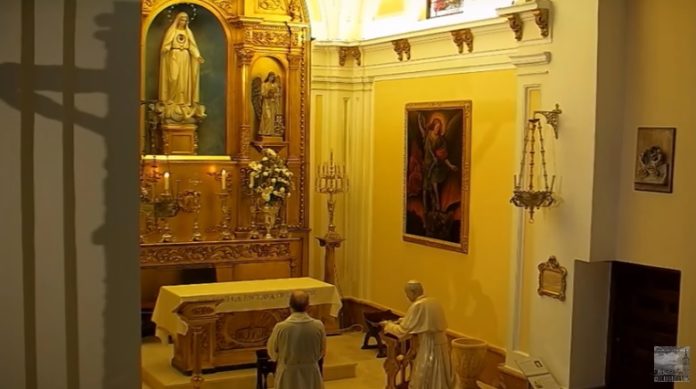 Rezo del rosario en la concatedral de Santa María, emitido por Youtube, el 23 de marzo de 2020.