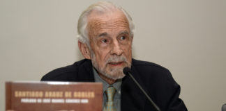 Tierra Molinesa premia a tres paisanos y dos asociaciones del Señorío Santiago Araúz de Robles, durante una jornada en el Archivo Histórico Provincial de Guadalajara.