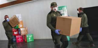 Recogida de los test rápidos en la sede del SESCAM.