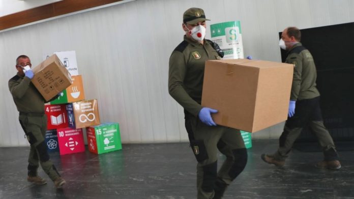 Recogida de los test rápidos en la sede del SESCAM.