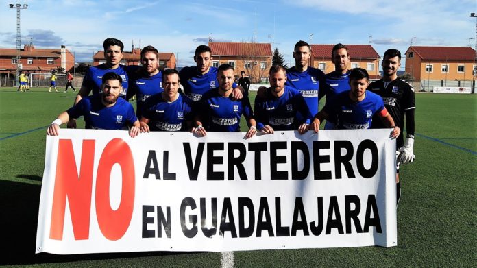 Este fin de semana, la oposición al vertedero de Guadalajara ha saltado a los terrenos de juego.
