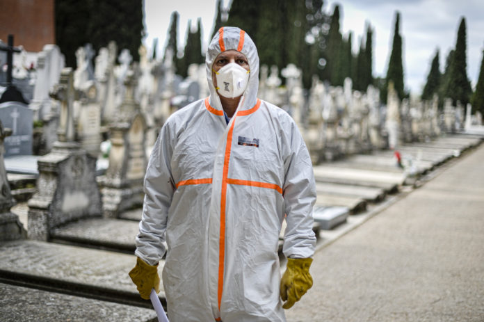 Un trabajador municipal, en el cementerio de Guadalajara durante los días más duros de la pandemia. (Fotografía de Nacho Izquierdo para La Crónic@)