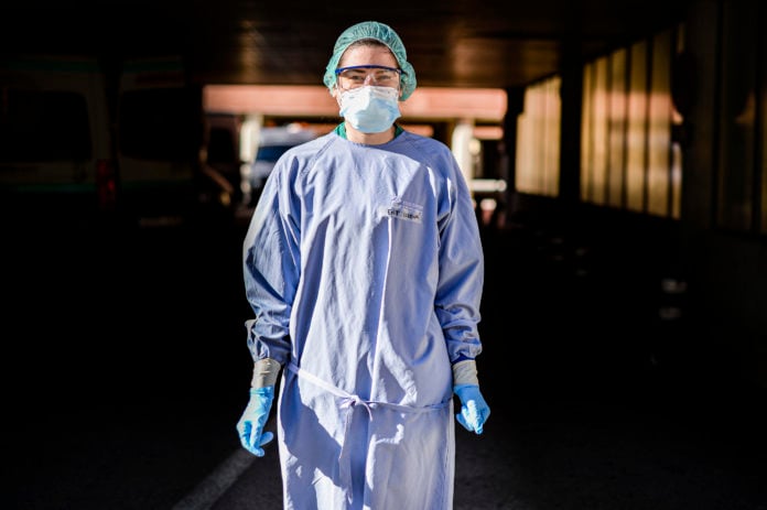 Una enfermera del Hospital de Guadalajara, en los peores momentos de la pandemia. (Foto: Nacho Izquierdo)
