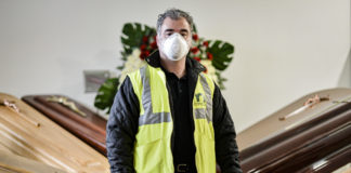 Un responsable del tanatorio de Guadalajara, retratado por Nacho Izquierdo para LA CRÓNICA en lo más crudo de la pandemia.