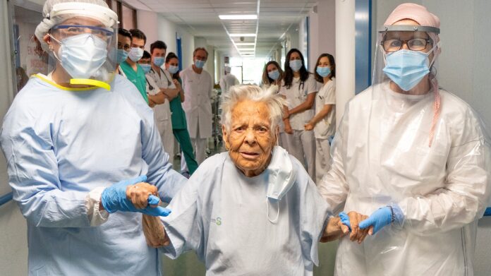 La centenaria, en el momento del alta en el Hospital de Guadalajara.