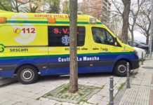 Ambulancia del SESCAM atendiendo una urgencia el Sábado Santo de 2020 en Guadalajara.