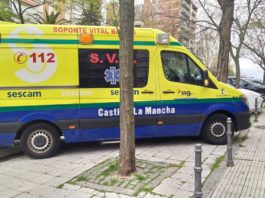 Ambulancia del SESCAM atendiendo una urgencia el Sábado Santo de 2020 en Guadalajara.