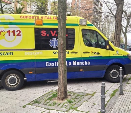 Un trabajador se corta cuatro dedos de una mano en un accidente en Guadalajara Ambulancia del SESCAM atendiendo una urgencia el Sábado Santo de 2020 en Guadalajara.