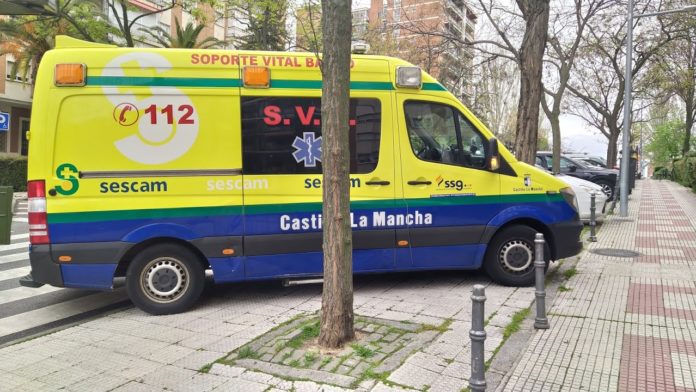 Ambulancia del SESCAM atendiendo una urgencia el Sábado Santo de 2020 en Guadalajara.