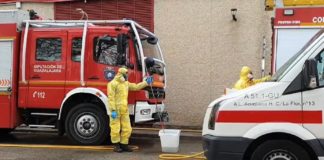 Más de 300 ambulancias han desinfectado ya los bomberos de Guadalajara Desinfección de ambulancias en el Hospital por parte de los bomberos de Guadalajara.