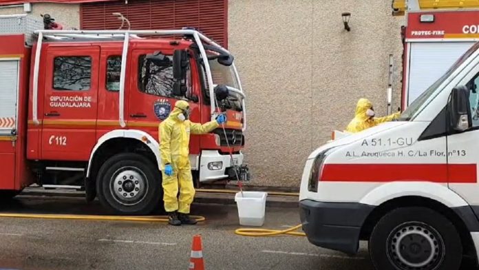 Desinfección de ambulancias en el Hospital por parte de los bomberos de Guadalajara.