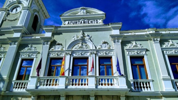 Banderas a media asta en el Ayuntamiento de Guadalajara, por el coronavirus, el Domingo de Ramos de 2020.