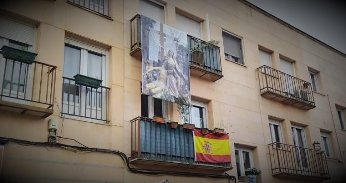 Un balcón engalanado en la Semana Santa de Guadalajara de 2020.