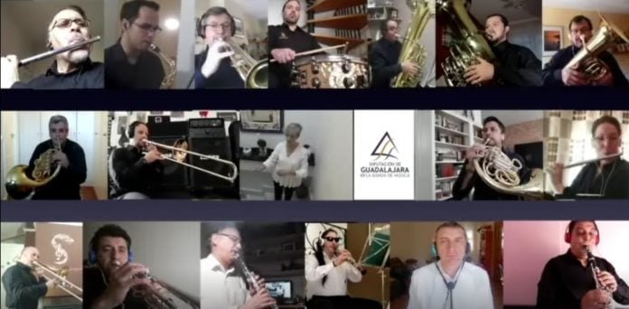 banda Los miembros de la Banda Provicnial de Guadalajara, tocando simultáneamente desde sus respectivos domicilios.