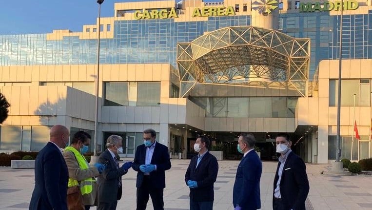 Page y su consejero de Sanidad, en la terminal de carga de Barajas.