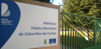 Acceso a la Biblioteca Municipal de Cabanillas del Campo.