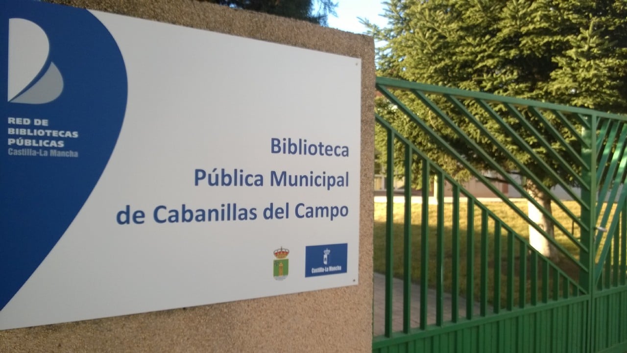 Acceso a la Biblioteca Municipal de Cabanillas del Campo.