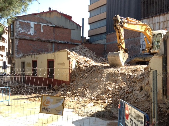 Momento de la demolición del edificio del bar "El Boquerón", en la plaza de San Esteban. (Foto: La Crónic@)