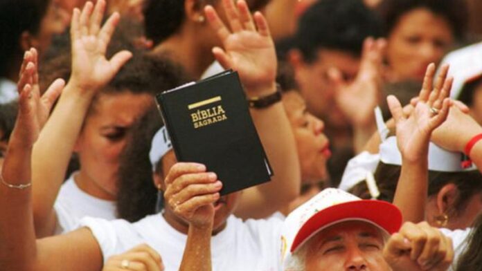 Fieles de una iglesia evangélica, en Brasil.