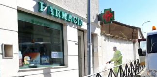 Desinfección del exterior de una farmacia rural por parte de la Diputación de Guadalajara.