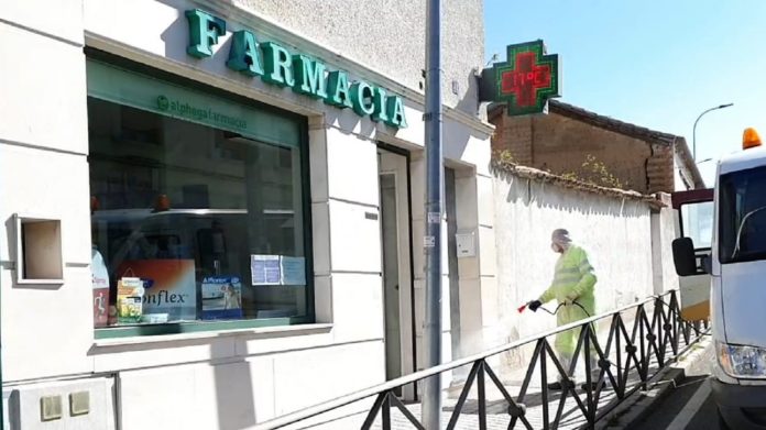 Desinfección del exterior de una farmacia rural por parte de la Diputación de Guadalajara.
