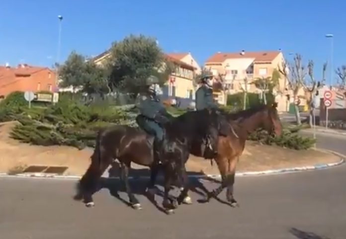 Patrulla a caballo por Cabanillas.