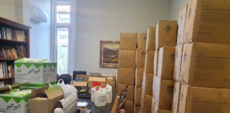 Equipos de protección contra el COVID-19 apilados en cajas en un despacho de la Diputación de Guadalajara.
