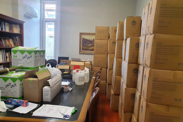 Equipos de protección contra el COVID-19 apilados en cajas en un despacho de la Diputación de Guadalajara.