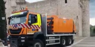 De retirar nieve en la carretera a luchar contra el coronavirus en los pueblos de Guadalajara Camión de Obras Públicas desinfectando en Torija.