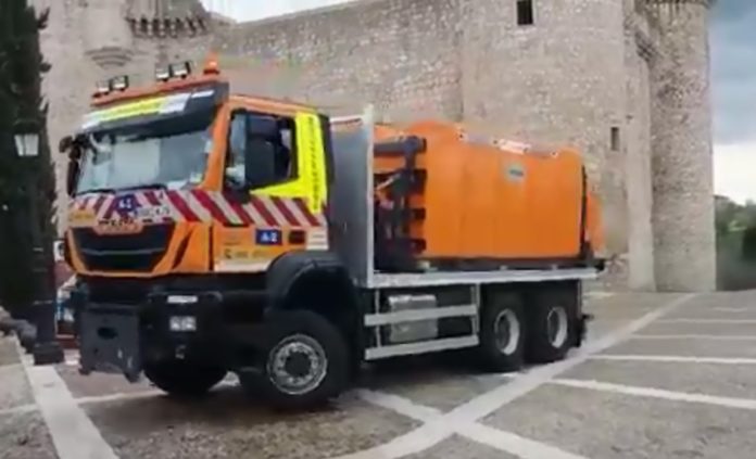Camión de Obras Públicas desinfectando en Torija.
